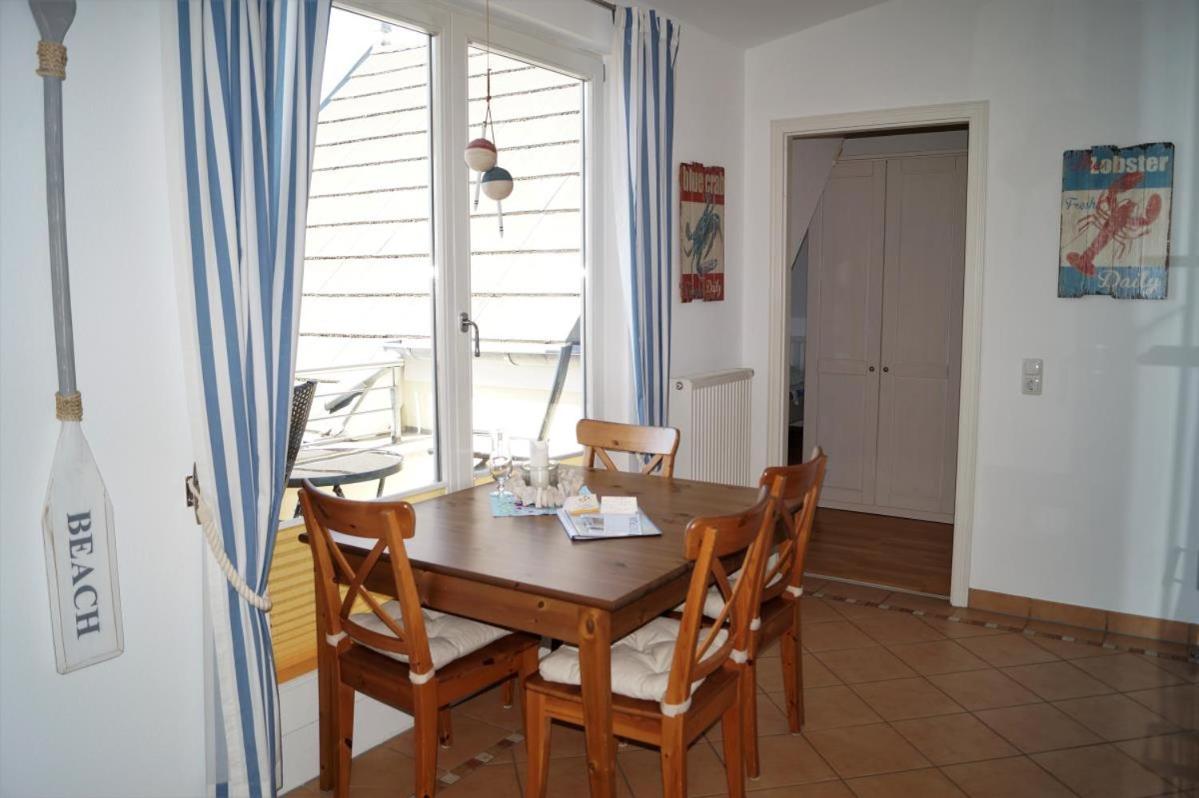 Maritim eingerichtete Fewo mit Balkon, 2 Fernsehern