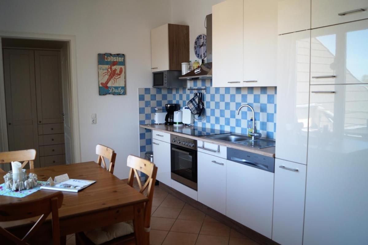 Maritim eingerichtete Fewo mit Balkon, 2 Fernsehern