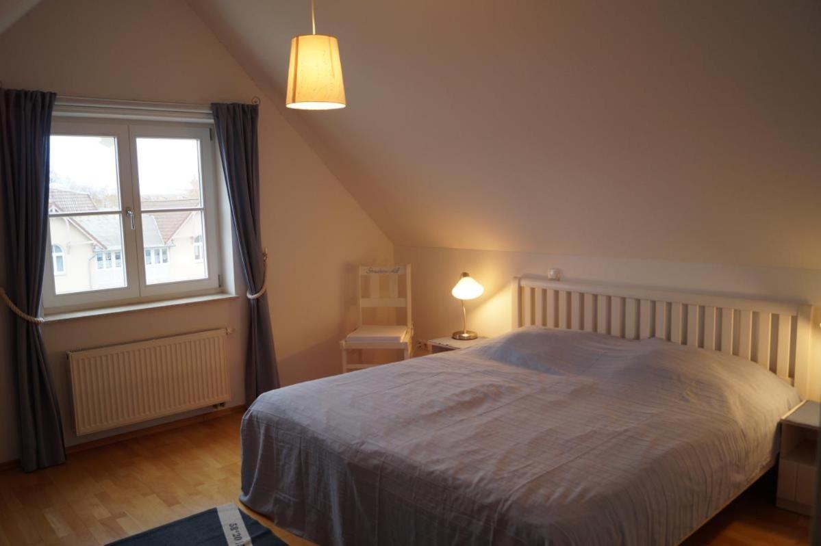 Maritim eingerichtete Fewo mit Balkon, 2 Fernsehern