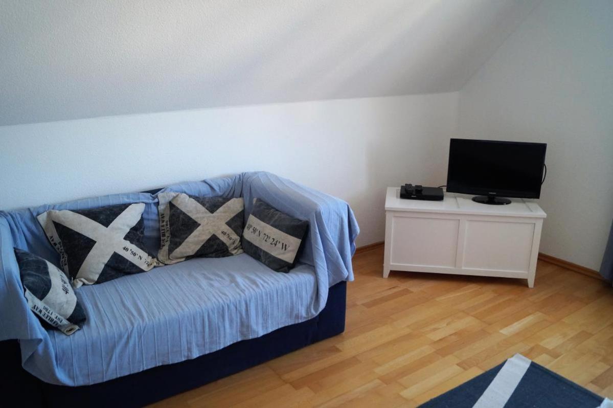 Maritim eingerichtete Fewo mit Balkon, 2 Fernsehern