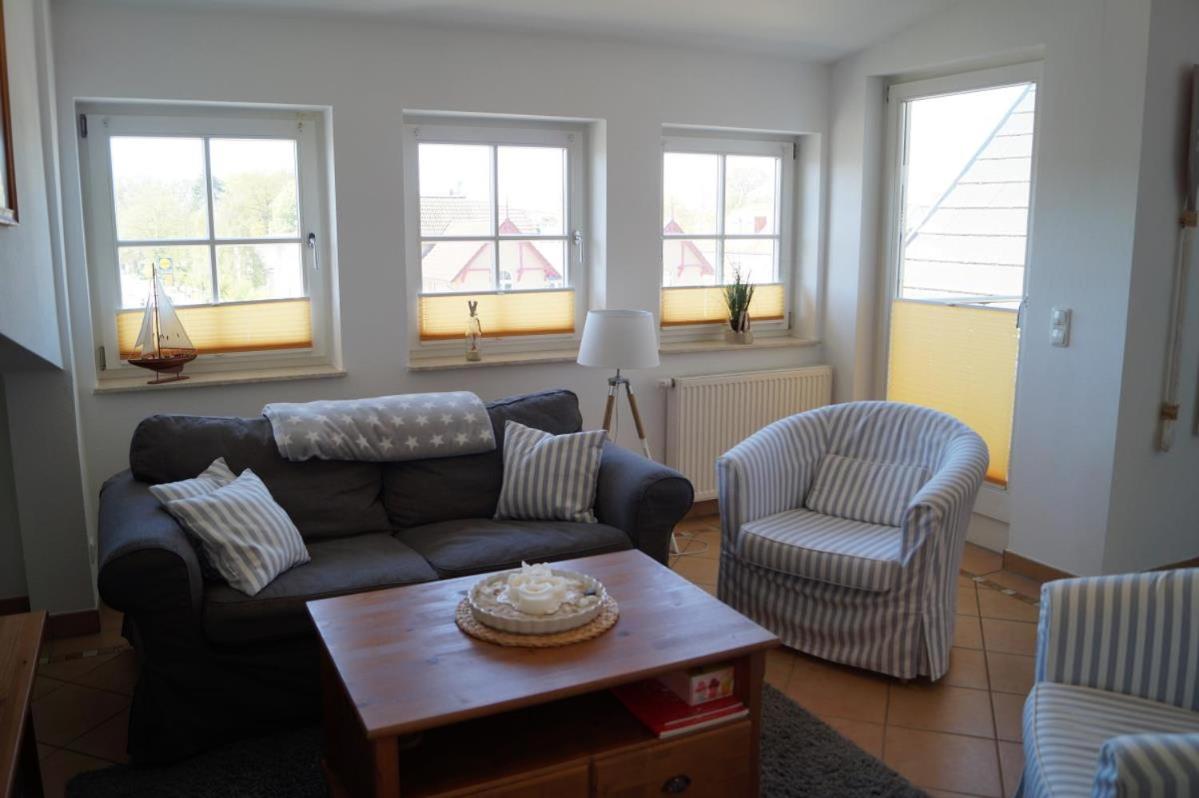 Maritim eingerichtete Fewo mit Balkon, 2 Fernsehern