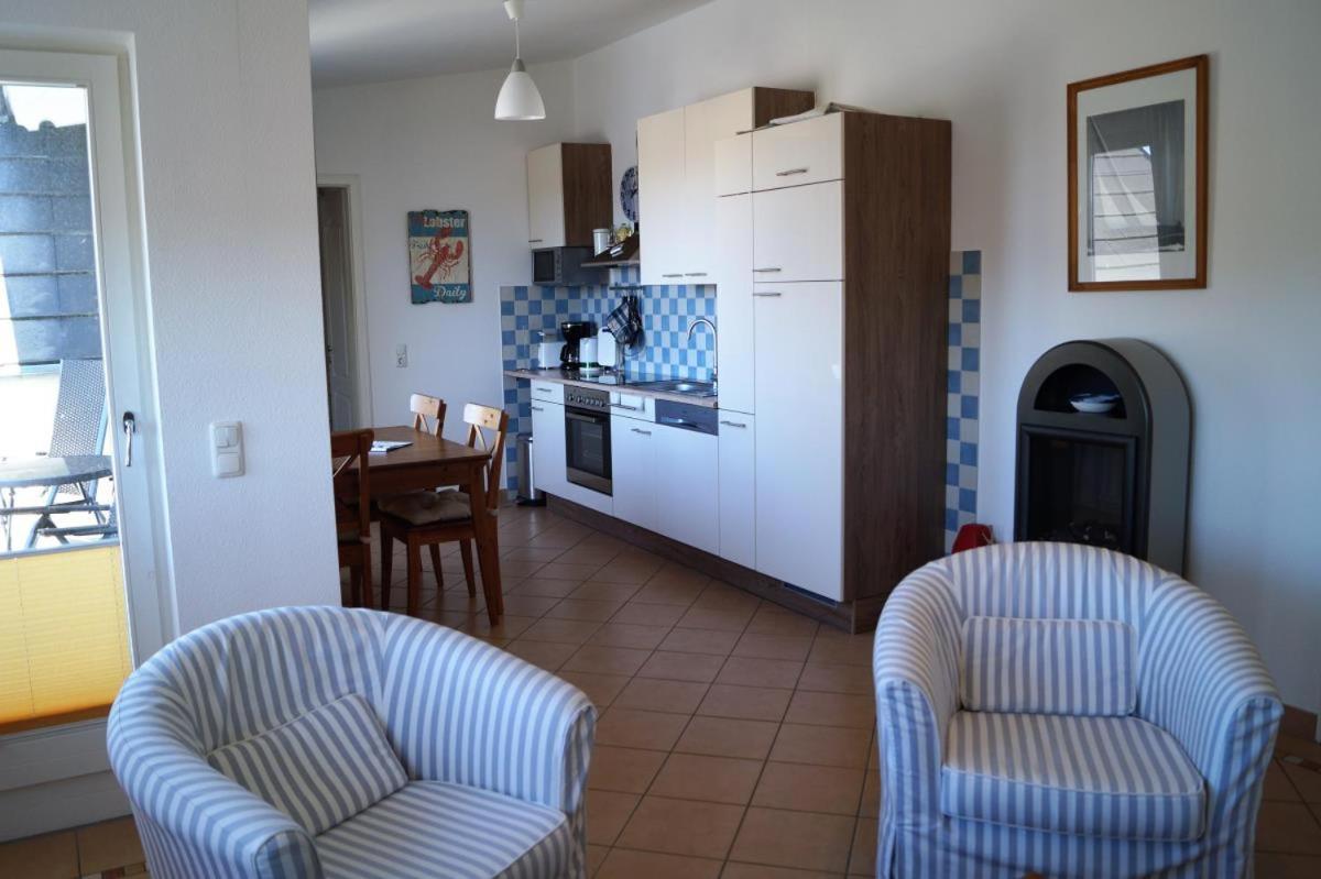 Maritim eingerichtete Fewo mit Balkon, 2 Fernsehern