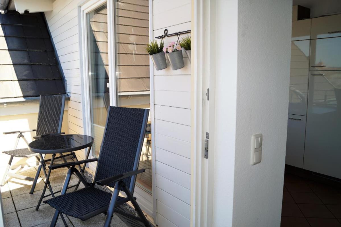 Maritim eingerichtete Fewo mit Balkon, 2 Fernsehern