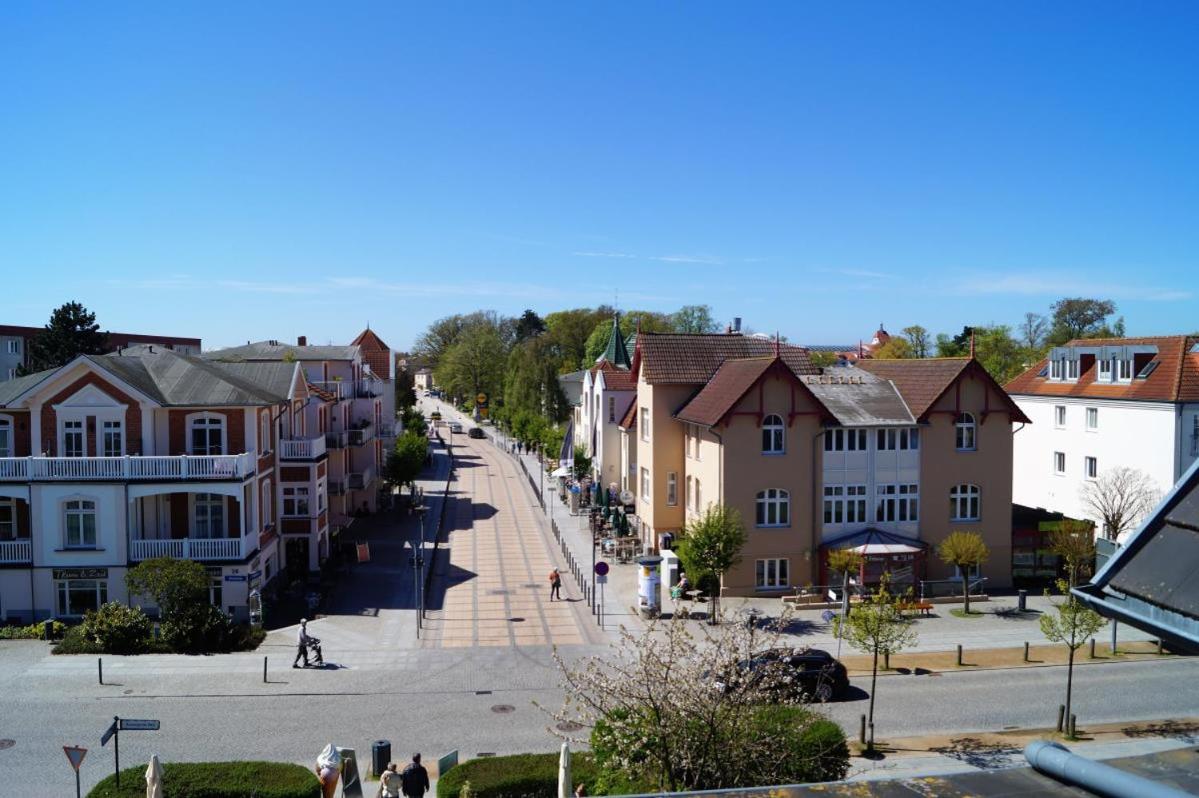 Maritim eingerichtete Fewo mit Balkon, 2 Fernsehern