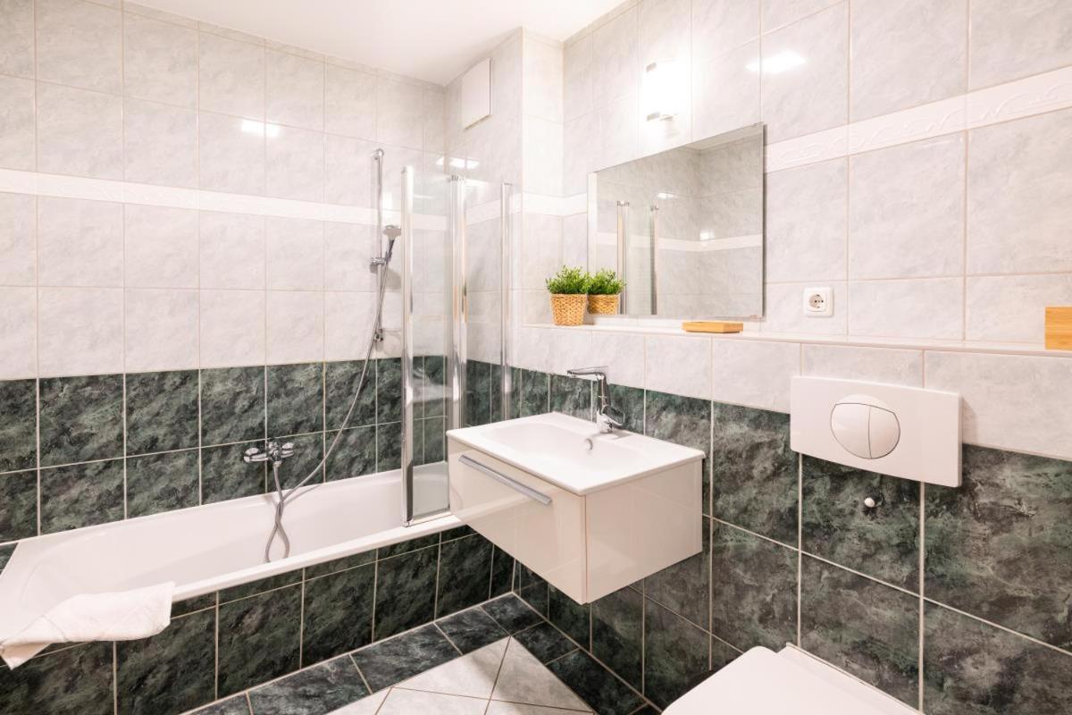 Einladende Fewo mit Badewanne, Balkon, Boxspringbett