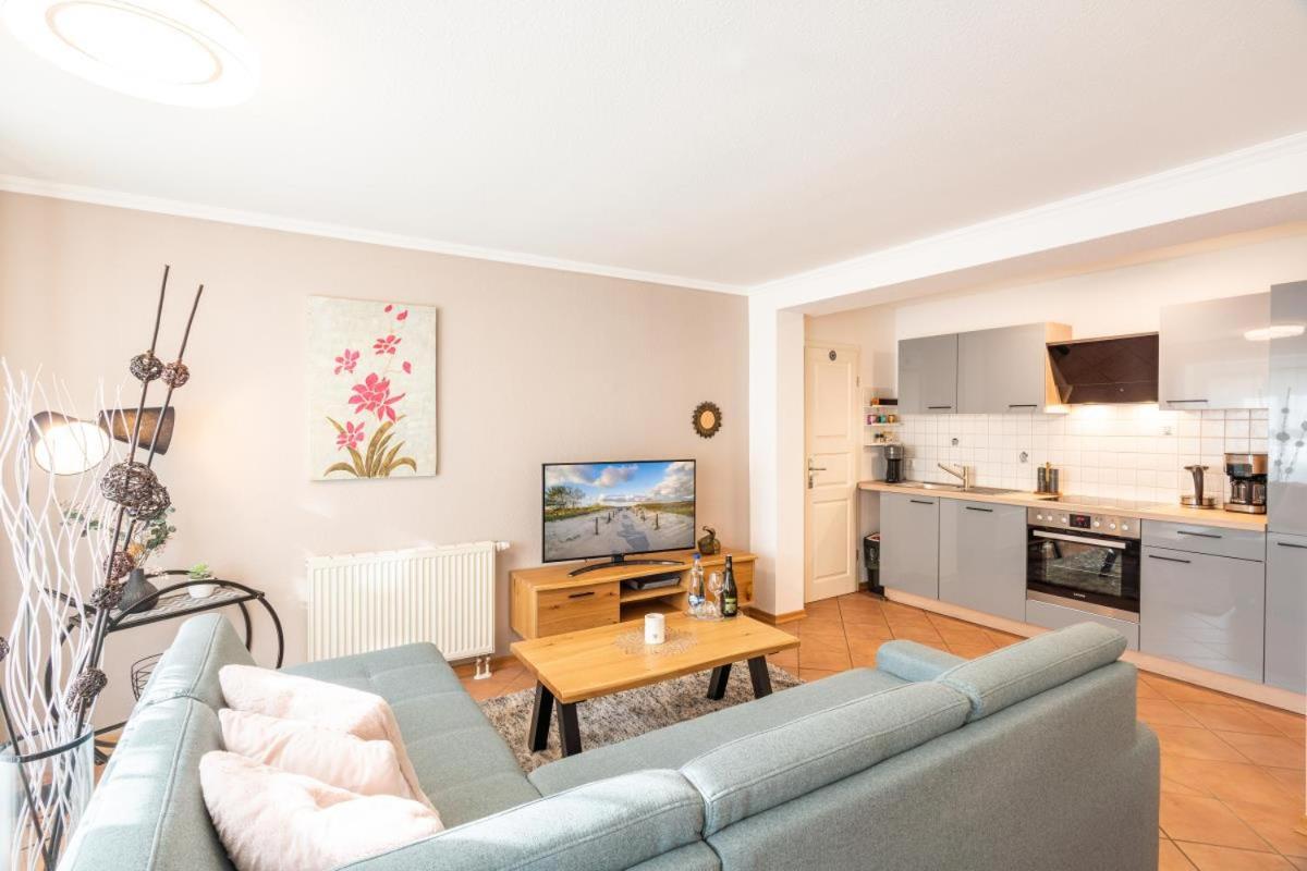 Komplett neu ausgestattete Ferienwohnung für 2 Personen - mit Boxspringbett, zwei Flat-TVs und Parkplatz