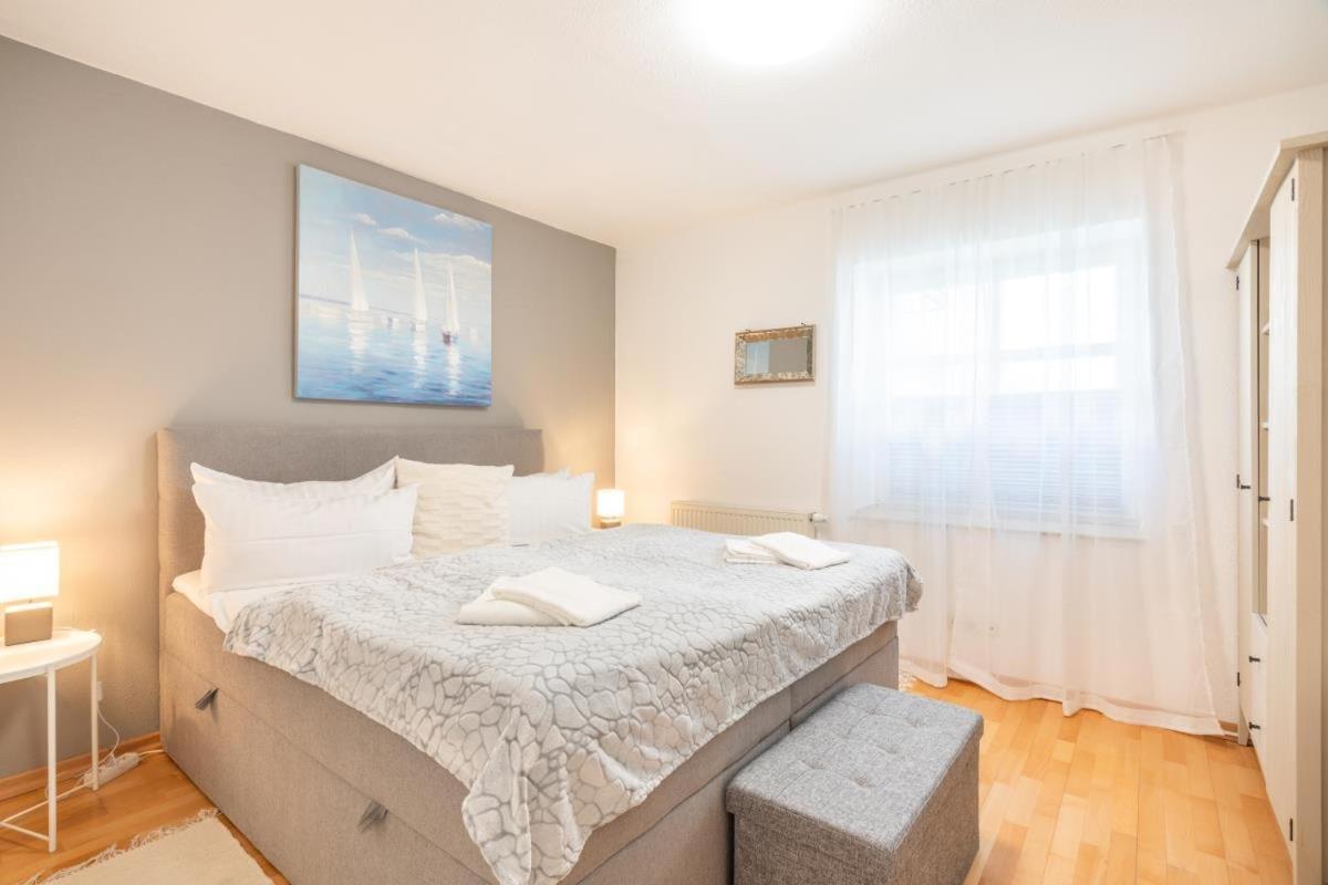 Komplett neu ausgestattete Ferienwohnung für 2 Personen - mit Boxspringbett, zwei Flat-TVs und Parkplatz