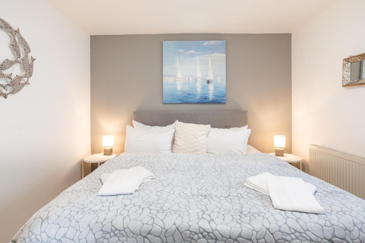 Komplett neu ausgestattete Ferienwohnung für 2 Personen - mit Boxspringbett, zwei Flat-TVs und Parkplatz