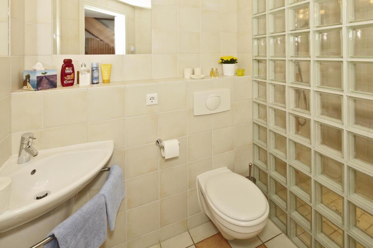 Gepflegtes Reetdachhaus auf großem Grundstück mit Badewanne und Terrasse