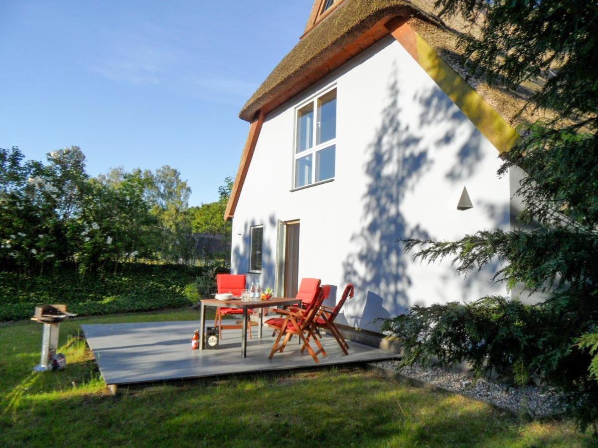 Gepflegtes Reetdachhaus auf großem Grundstück mit Badewanne und Terrasse