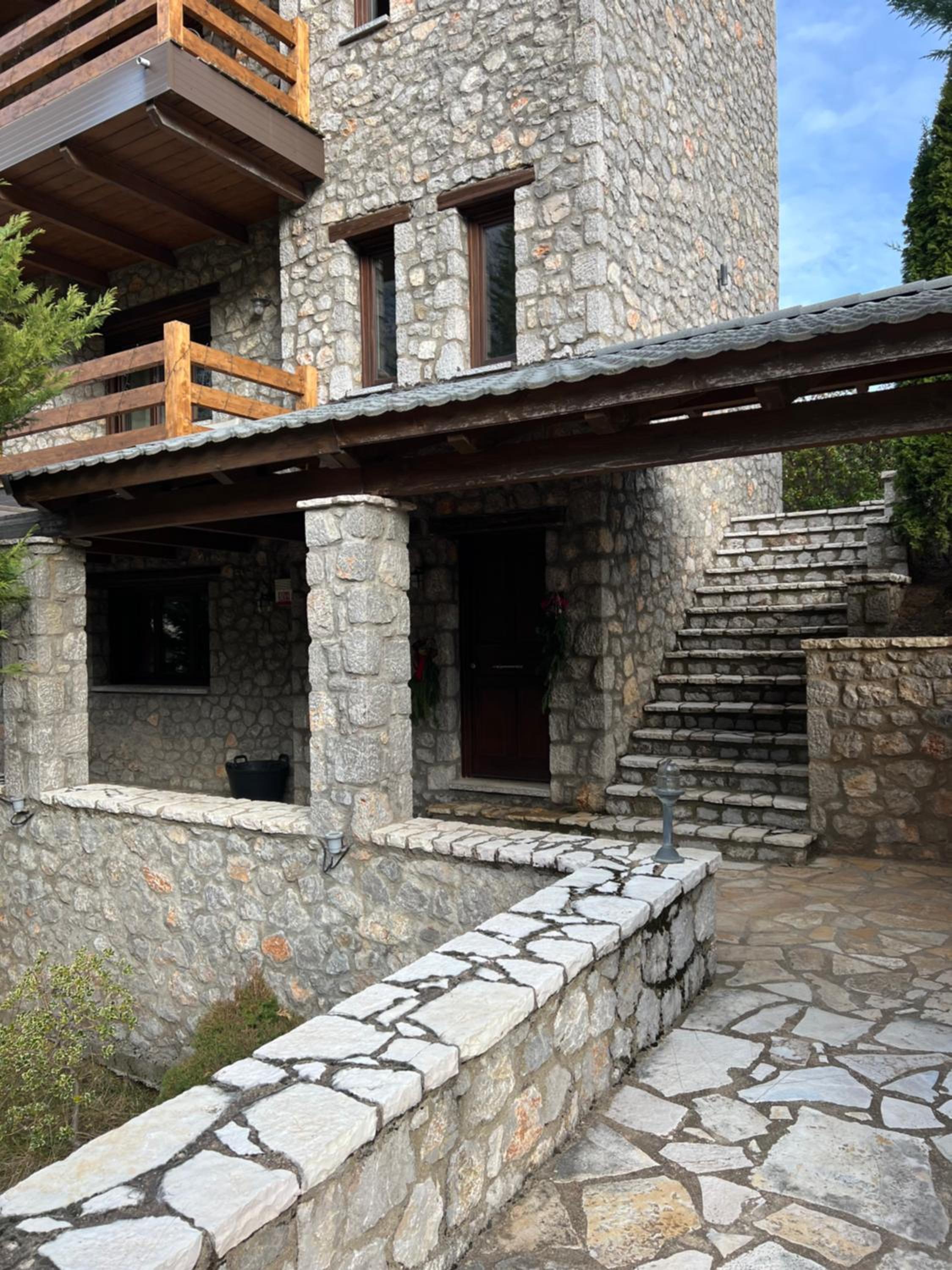 Mountain House Eptalofos