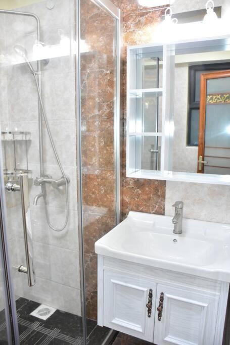 Wills House Three Bedroom Plus DSQ Apartment in Kilimani view 5