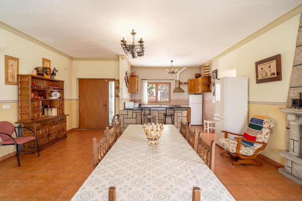 Relajante villa con vistas, piscina y parking