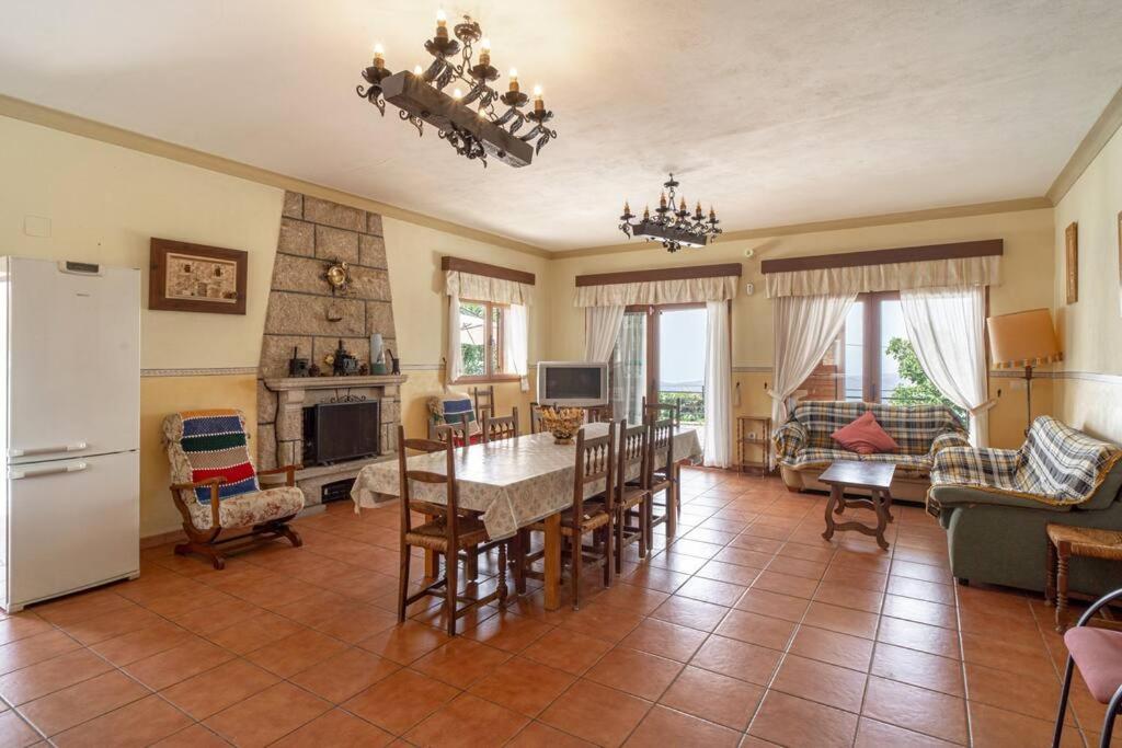 Relajante villa con vistas, piscina y parking