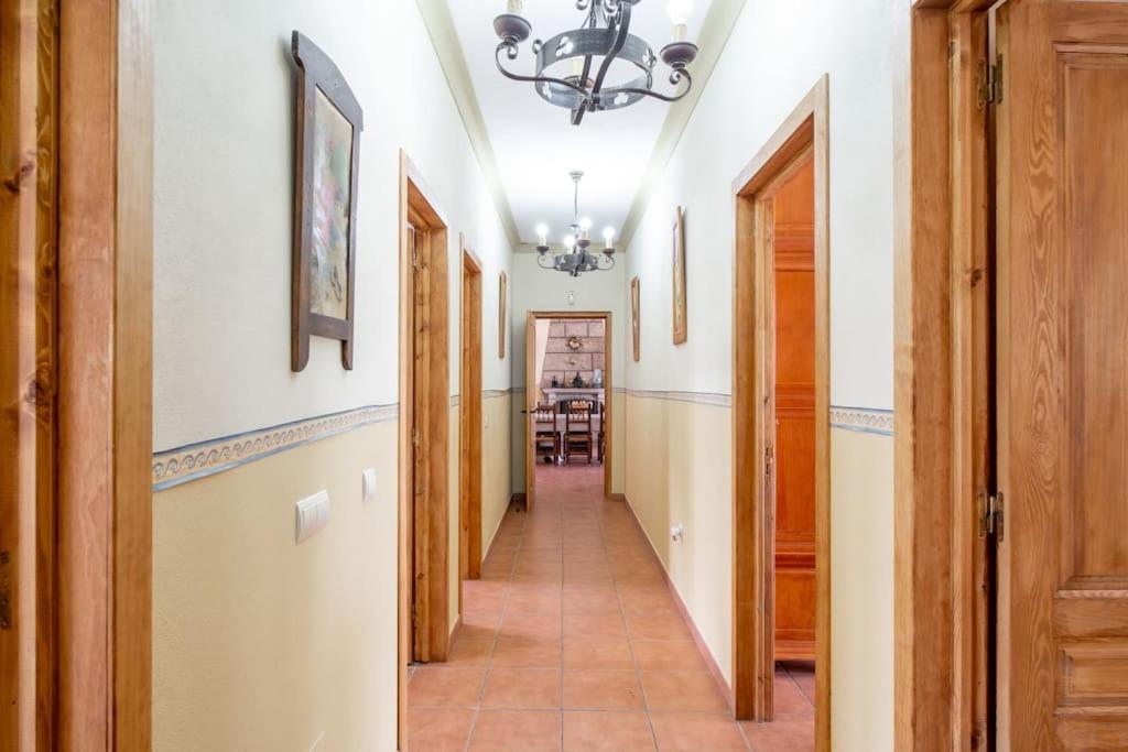 Relajante villa con vistas, piscina y parking