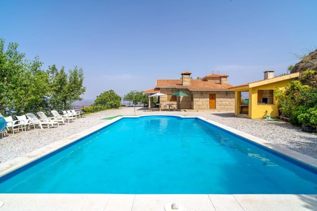 Relajante villa con vistas, piscina y parking