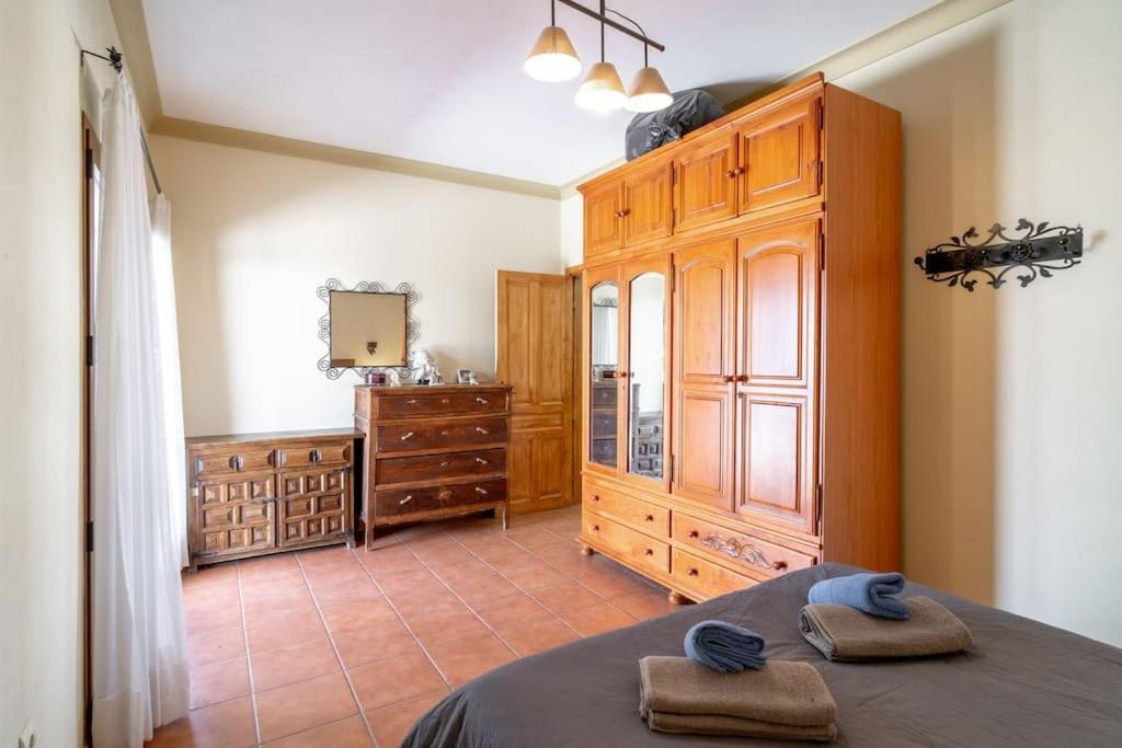 Relajante villa con vistas, piscina y parking