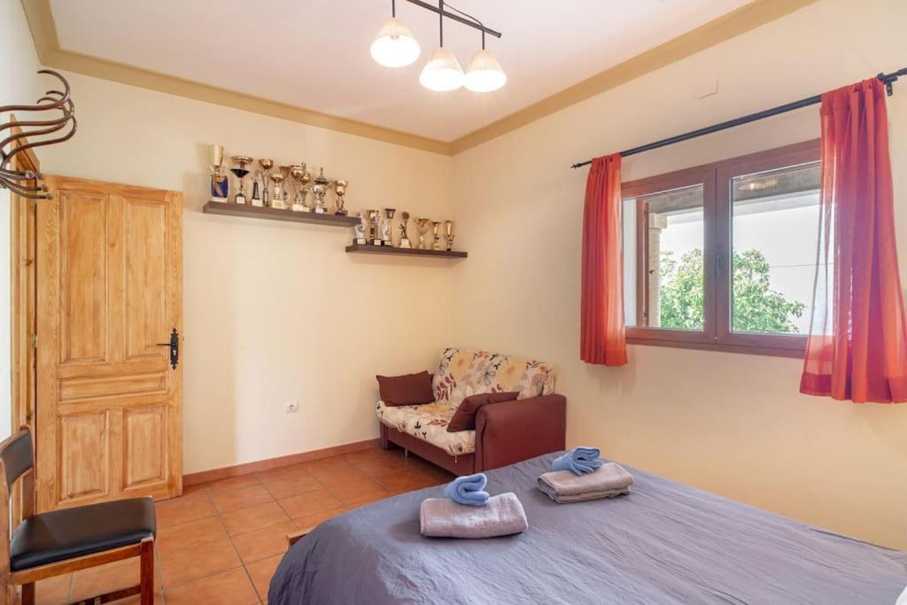 Relajante villa con vistas, piscina y parking