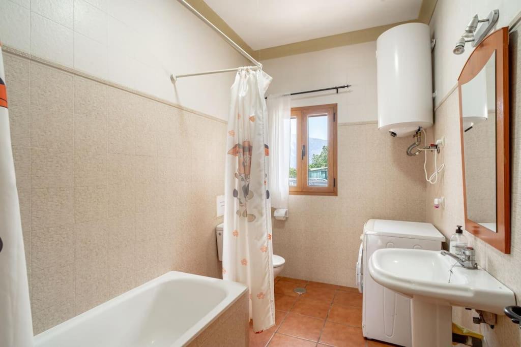Relajante villa con vistas, piscina y parking