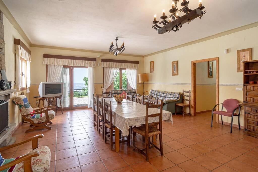 Relajante villa con vistas, piscina y parking