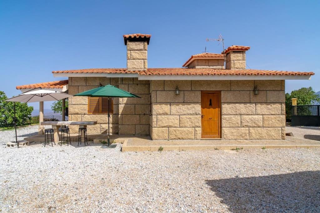 Relajante villa con vistas, piscina y parking