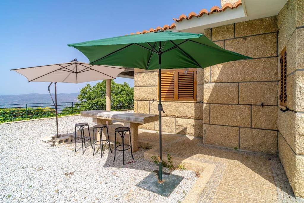 Relajante villa con vistas, piscina y parking