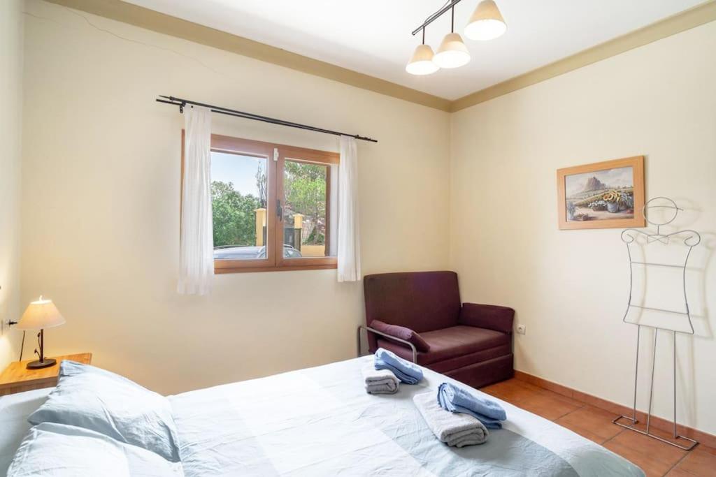 Relajante villa con vistas, piscina y parking