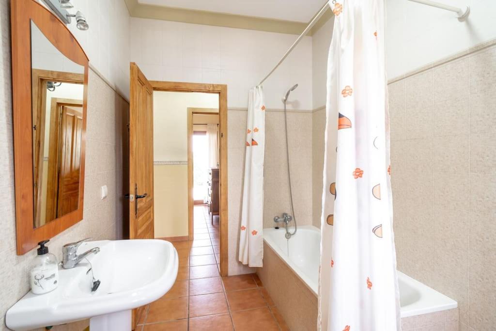 Relajante villa con vistas, piscina y parking