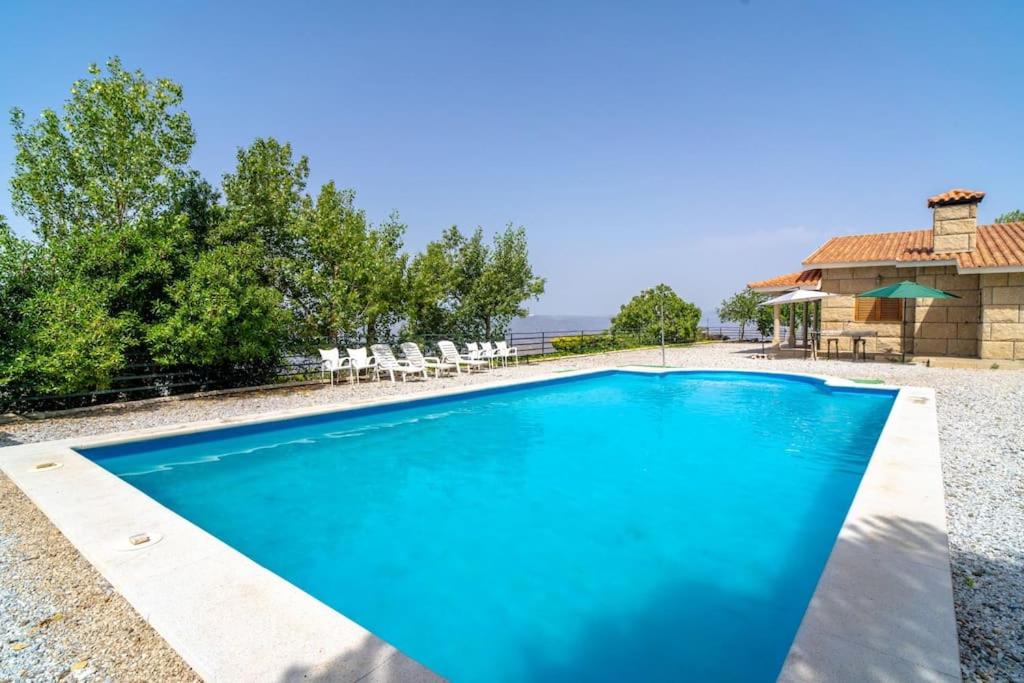 Relajante villa con vistas, piscina y parking