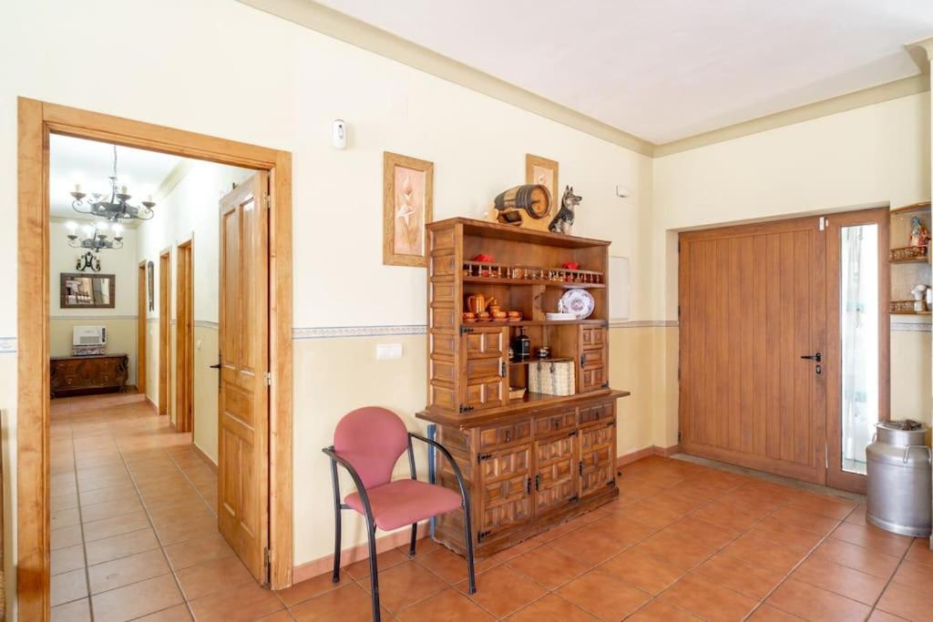 Relajante villa con vistas, piscina y parking