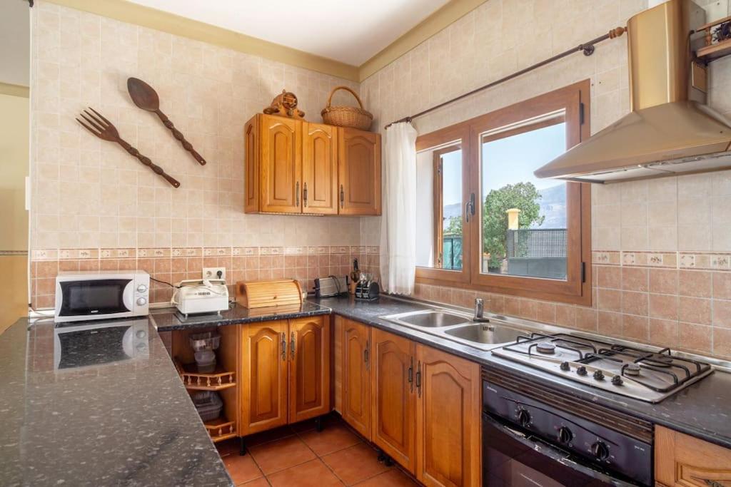 Relajante villa con vistas, piscina y parking