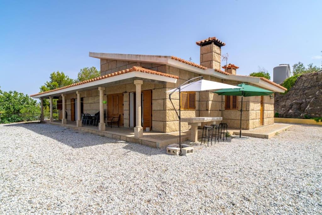 Relajante villa con vistas, piscina y parking