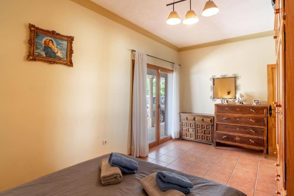 Relajante villa con vistas, piscina y parking