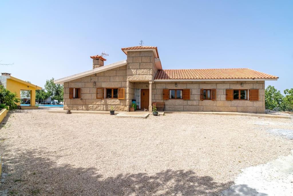 Relajante villa con vistas, piscina y parking