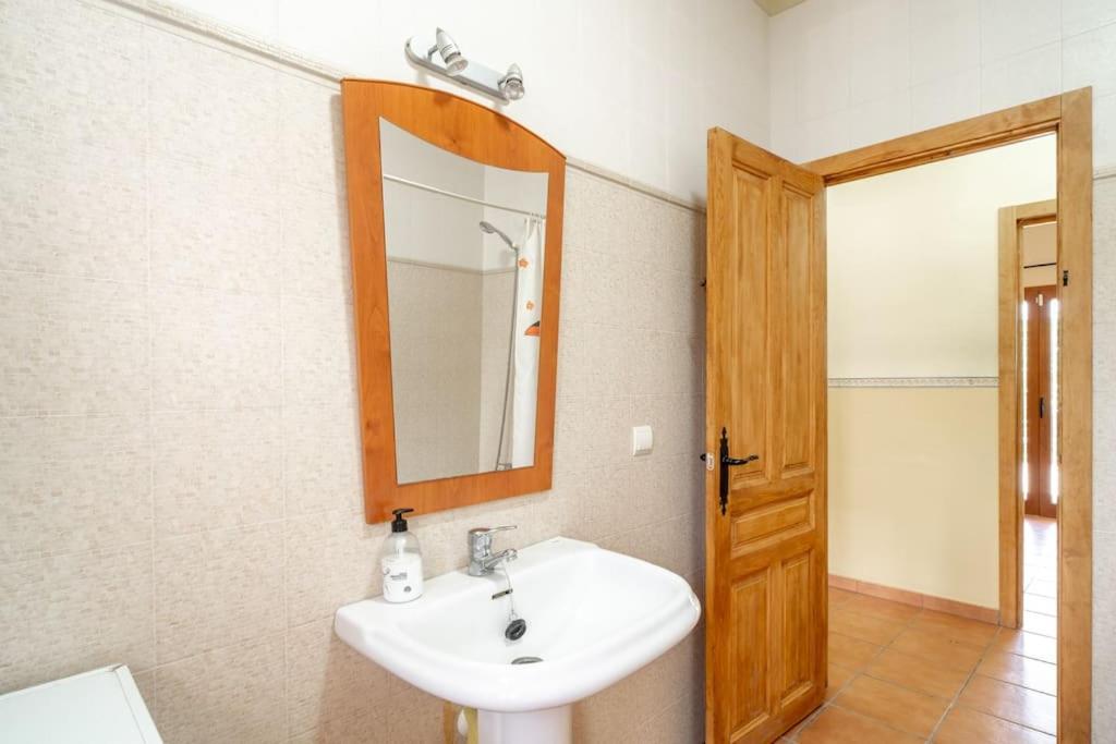Relajante villa con vistas, piscina y parking