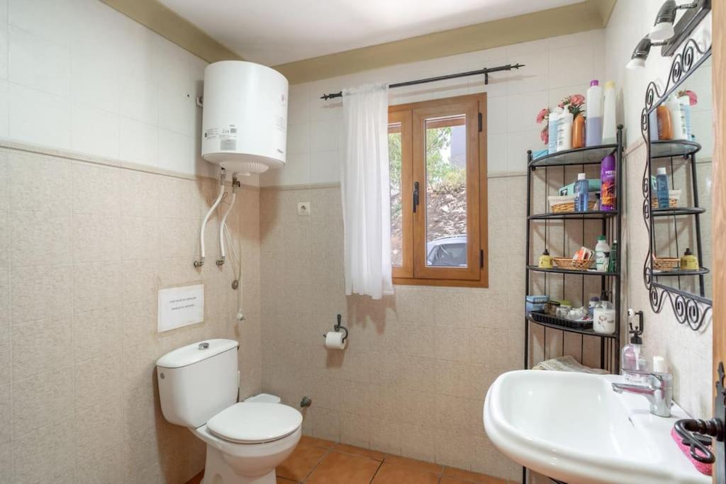 Relajante villa con vistas, piscina y parking