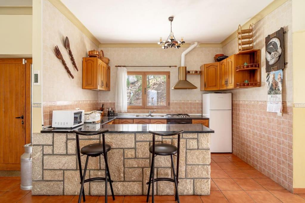 Relajante villa con vistas, piscina y parking