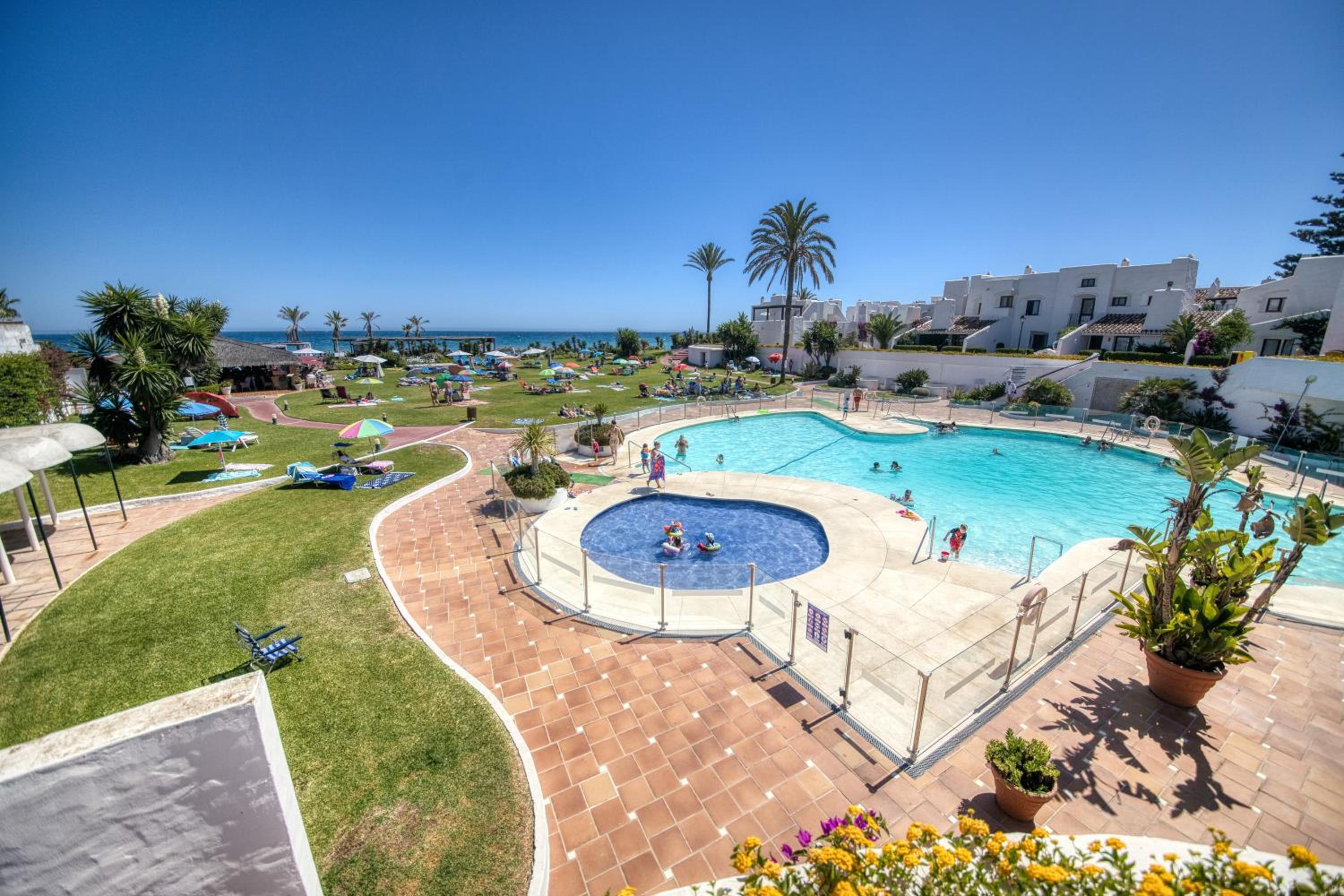 Estepona - Playa - 2 dormitorios con terraza y jardín al lado del mar Jo6