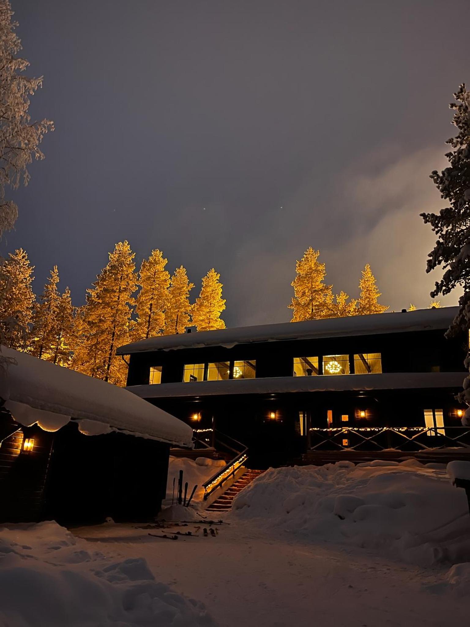 Porthos Ski-in Lodge with private hot tub and sauna in Lapland