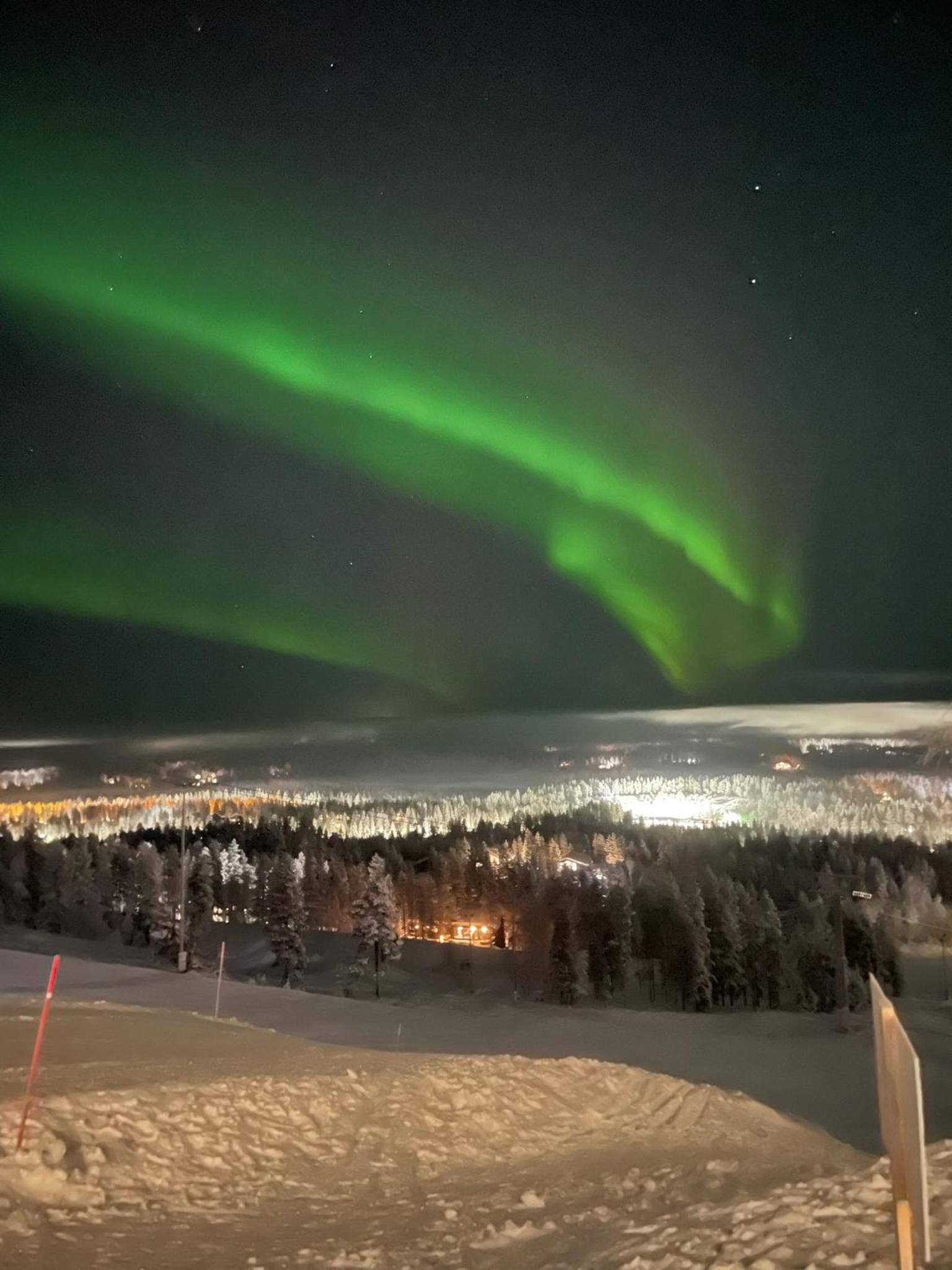 Porthos Ski-in Lodge with private hot tub and sauna in Lapland