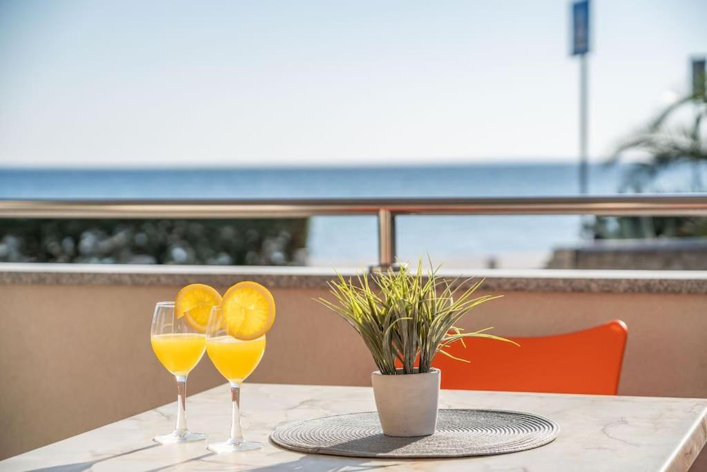 Sea breeze, beachfront apartment view 4