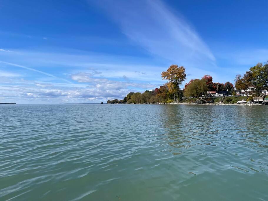 Swing Bridge Cottage on Lake Simcoe - Waterfront