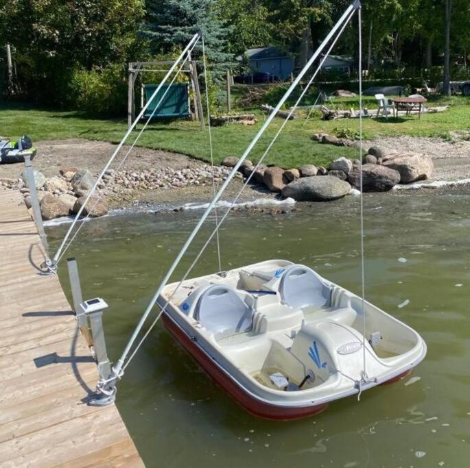Swing Bridge Cottage on Lake Simcoe - Waterfront