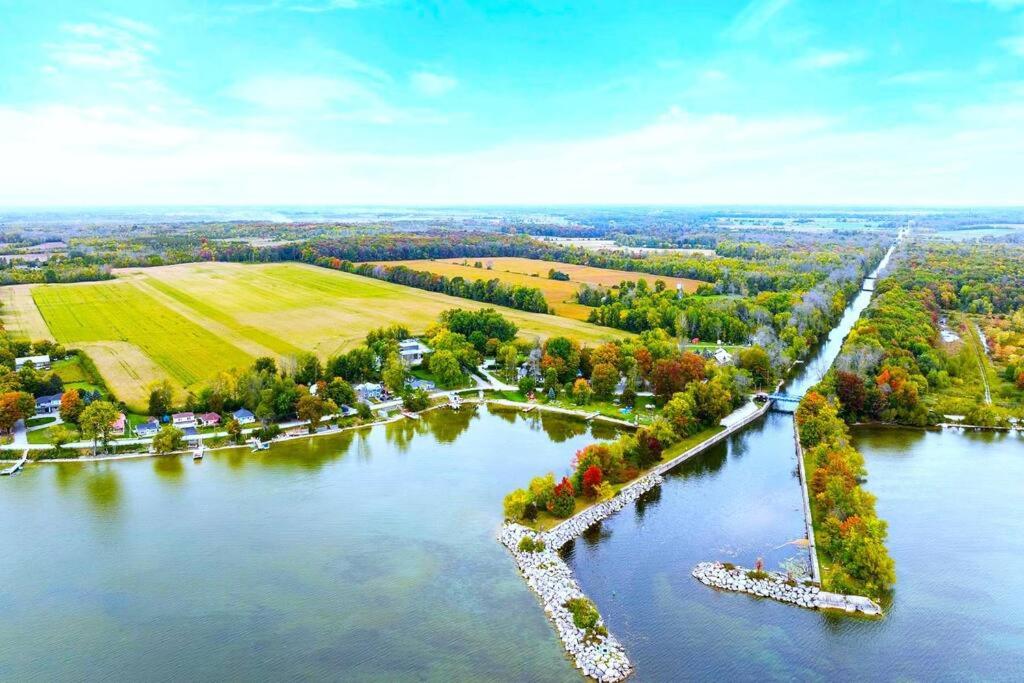 Swing Bridge Cottage on Lake Simcoe - Waterfront