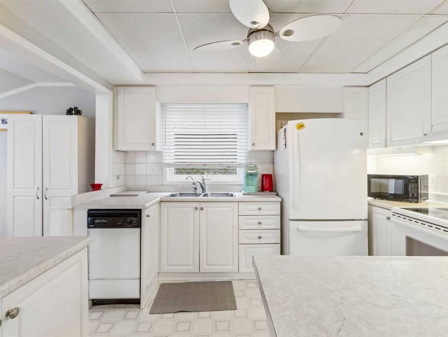 Swing Bridge Cottage on Lake Simcoe - Waterfront