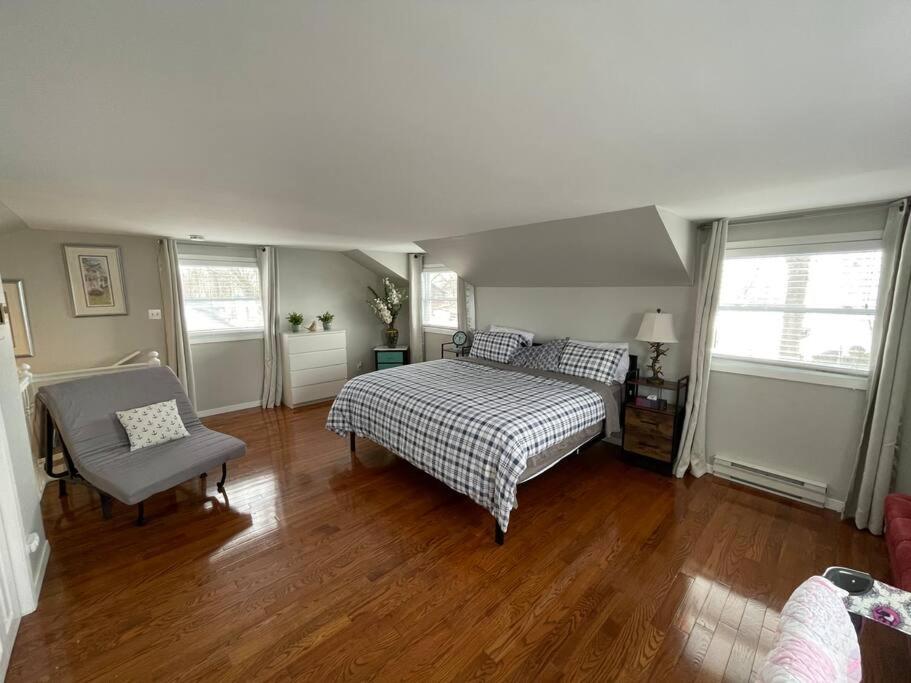 Swing Bridge Cottage on Lake Simcoe - Waterfront