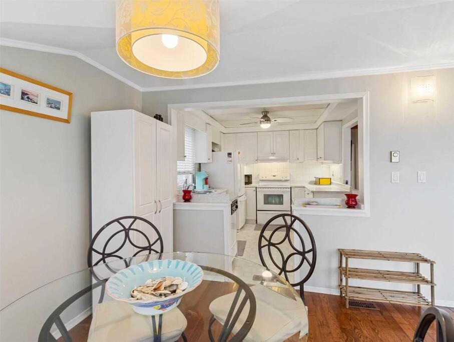 Swing Bridge Cottage on Lake Simcoe - Waterfront