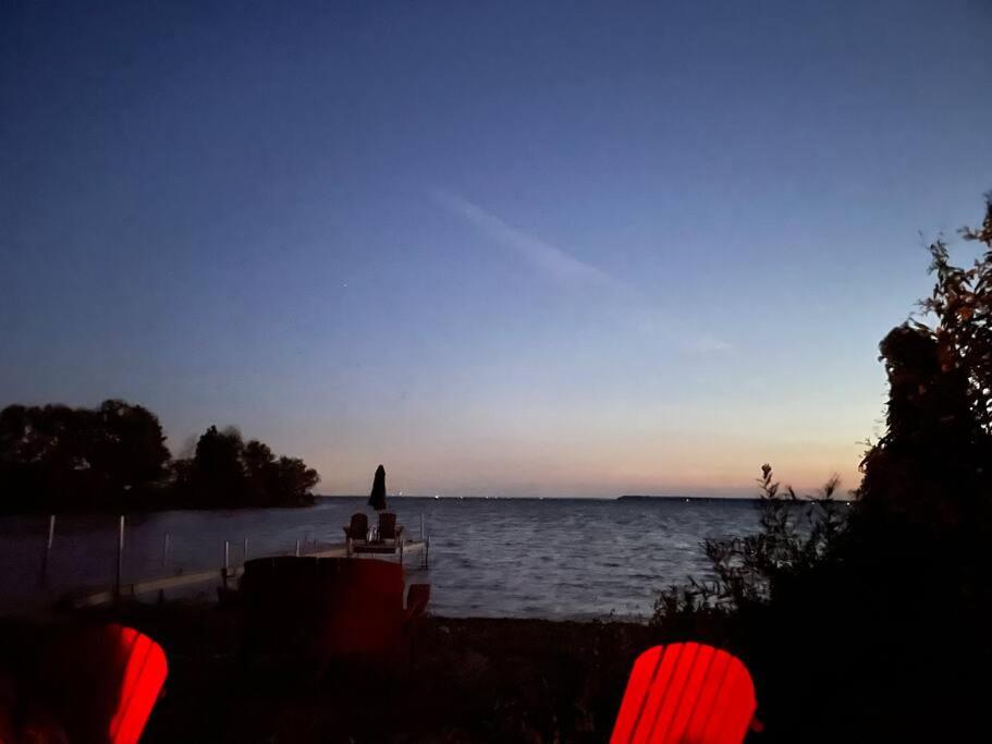 Swing Bridge Cottage on Lake Simcoe - Waterfront
