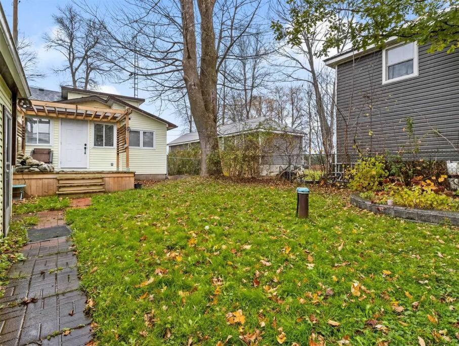 Swing Bridge Cottage on Lake Simcoe - Waterfront