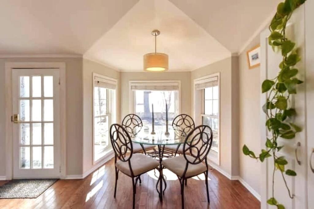 Swing Bridge Cottage on Lake Simcoe - Waterfront